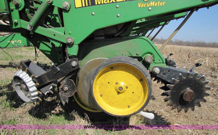 image for item 8745 John Deere 7200 six row planter