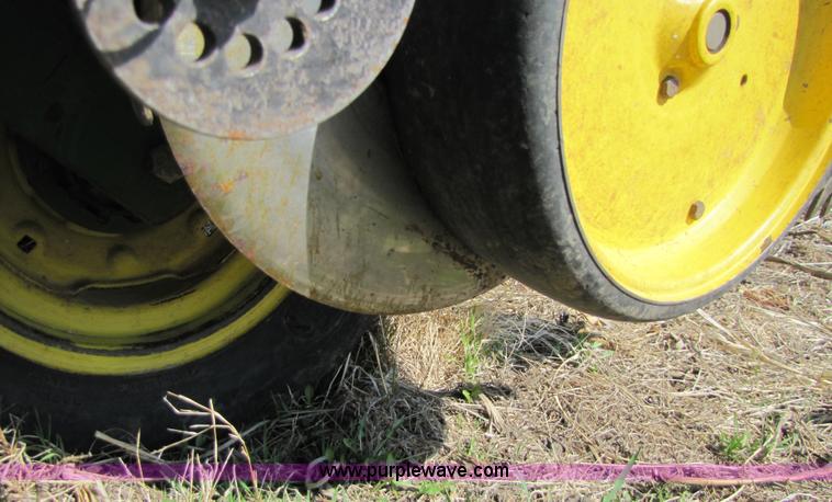 image for item 8745 John Deere 7200 six row planter