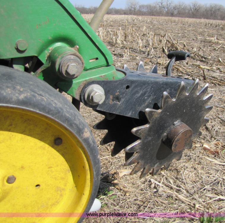 image for item 8745 John Deere 7200 six row planter