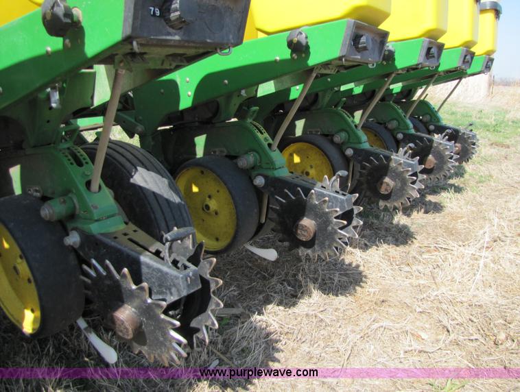 image for item 8745 John Deere 7200 six row planter