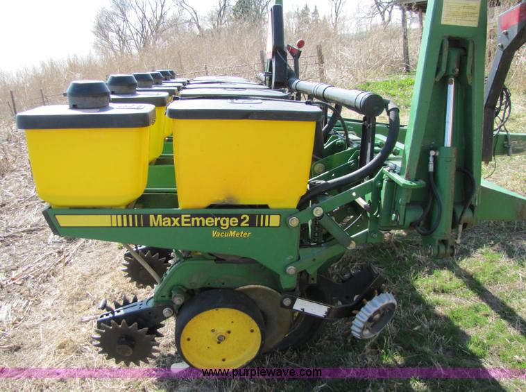 image for item 8745 John Deere 7200 six row planter