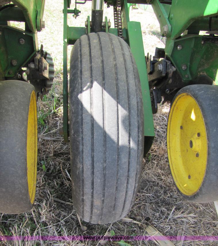 image for item 8745 John Deere 7200 six row planter