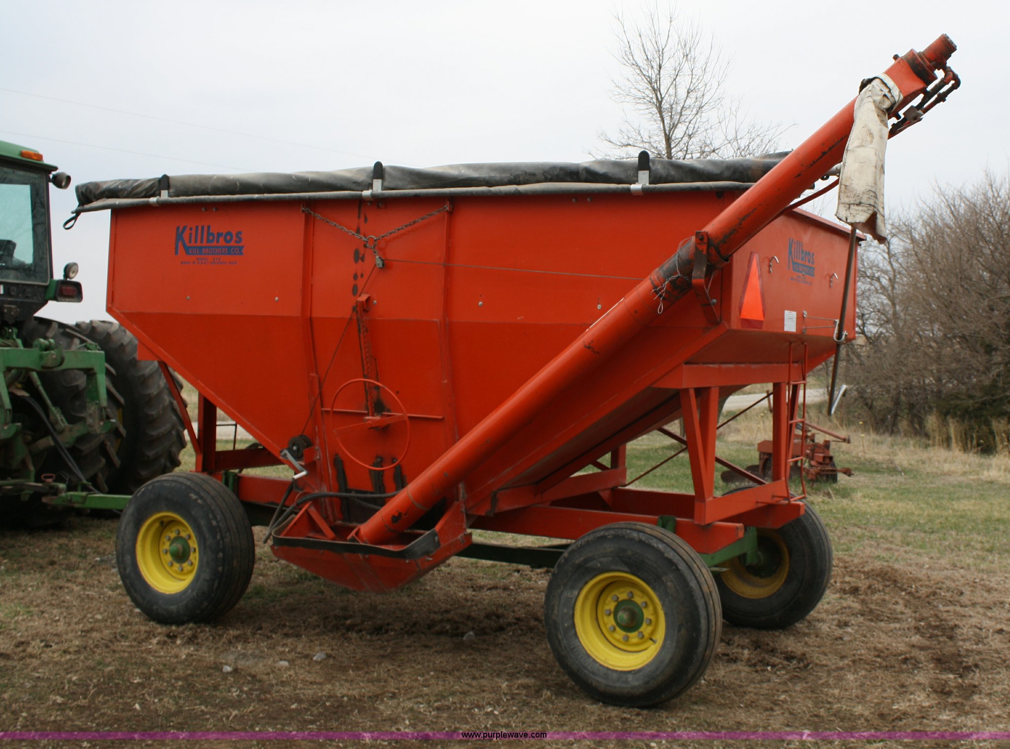 Killbros 375 gravity wagon with hydraulic auger in Baileyville, KS