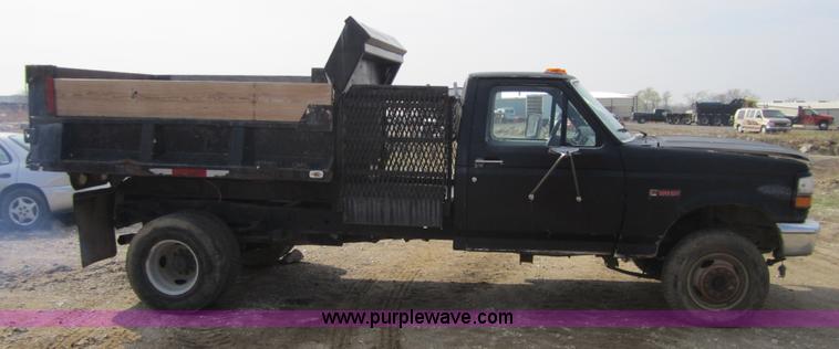 image for item 3826 1992 Ford F350 Super Duty pickup truck