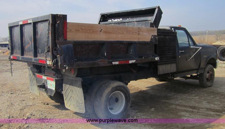 image for item 3826 1992 Ford F350 Super Duty pickup truck