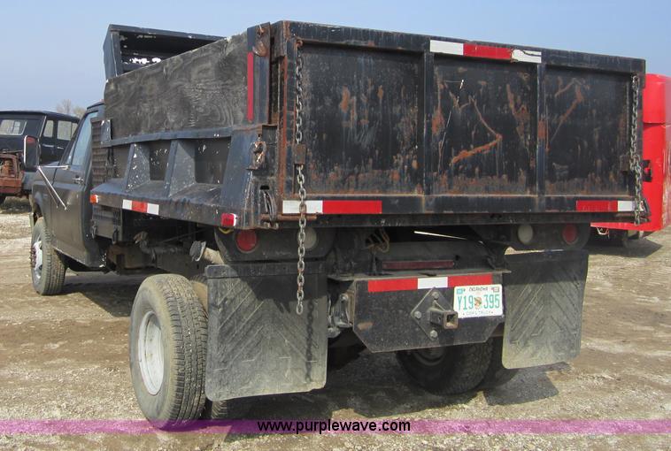 image for item 3826 1992 Ford F350 Super Duty pickup truck