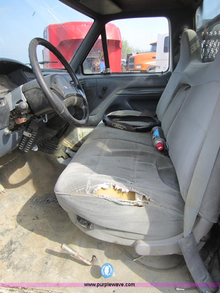 image for item 3826 1992 Ford F350 Super Duty pickup truck