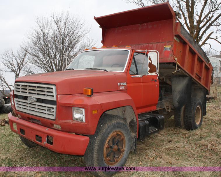 image for item 4808 1989 Ford F700 dump truck