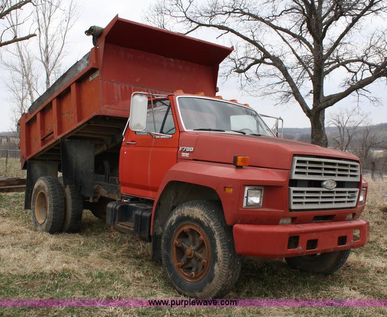 image for item 4808 1989 Ford F700 dump truck