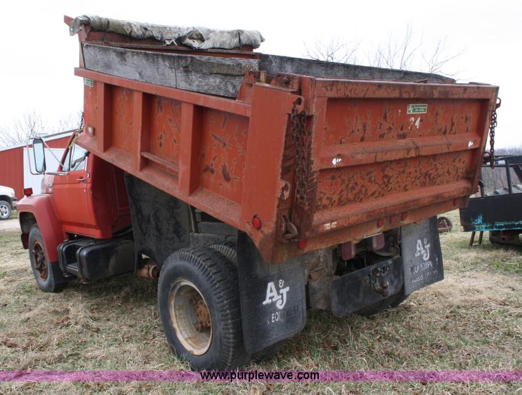 image for item 4808 1989 Ford F700 dump truck