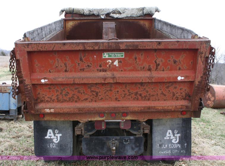 image for item 4808 1989 Ford F700 dump truck