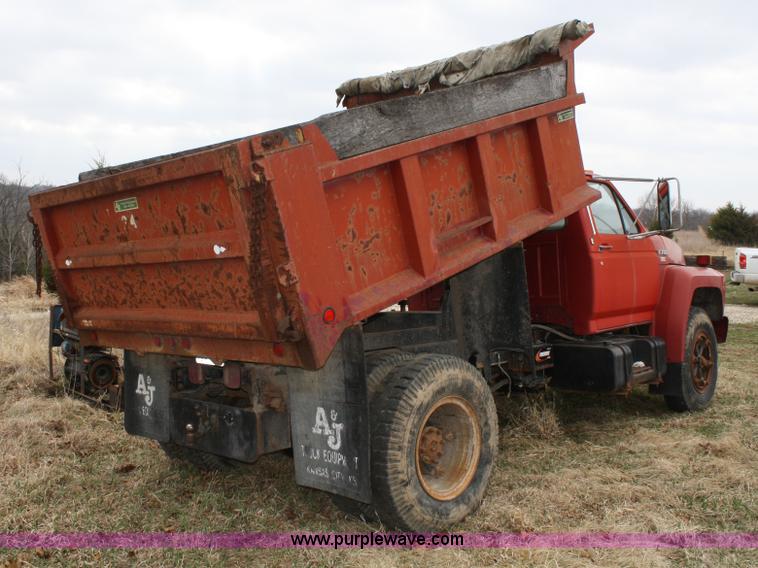 image for item 4808 1989 Ford F700 dump truck