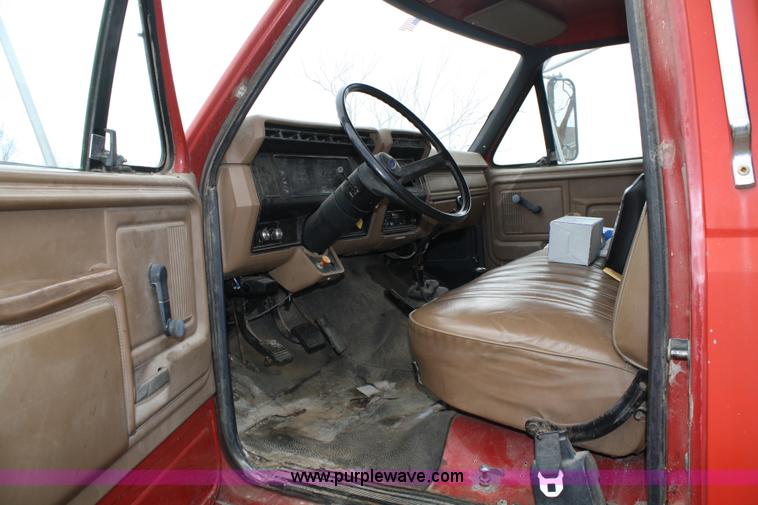 image for item 4808 1989 Ford F700 dump truck