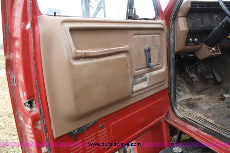 image for item 4808 1989 Ford F700 dump truck