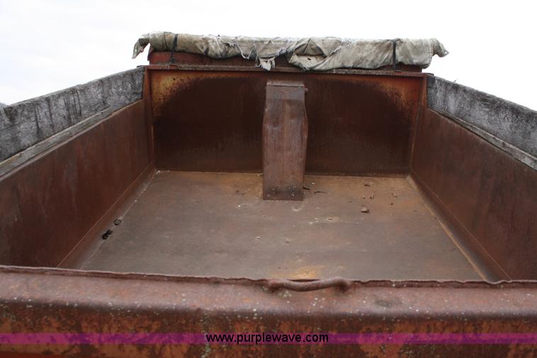 image for item 4808 1989 Ford F700 dump truck