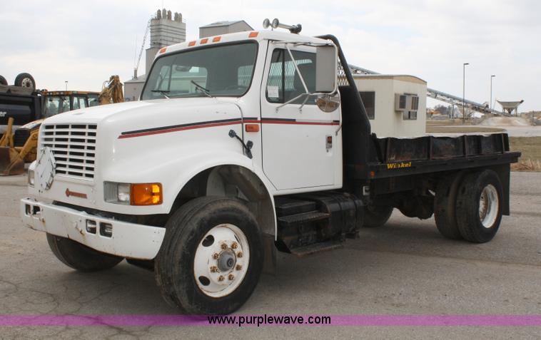image for item 4818 1991 International 4900 flatbed truck