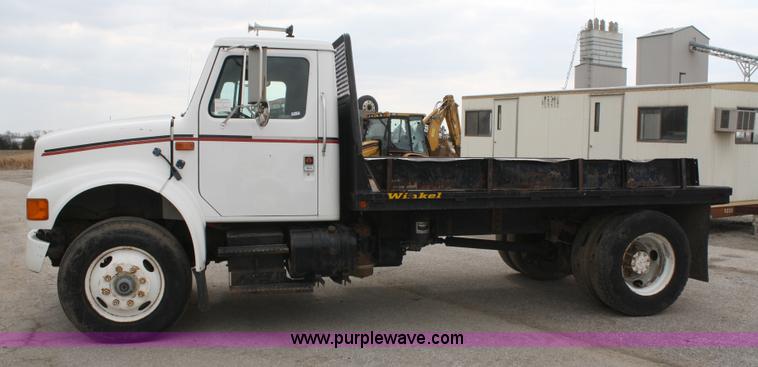 image for item 4818 1991 International 4900 flatbed truck