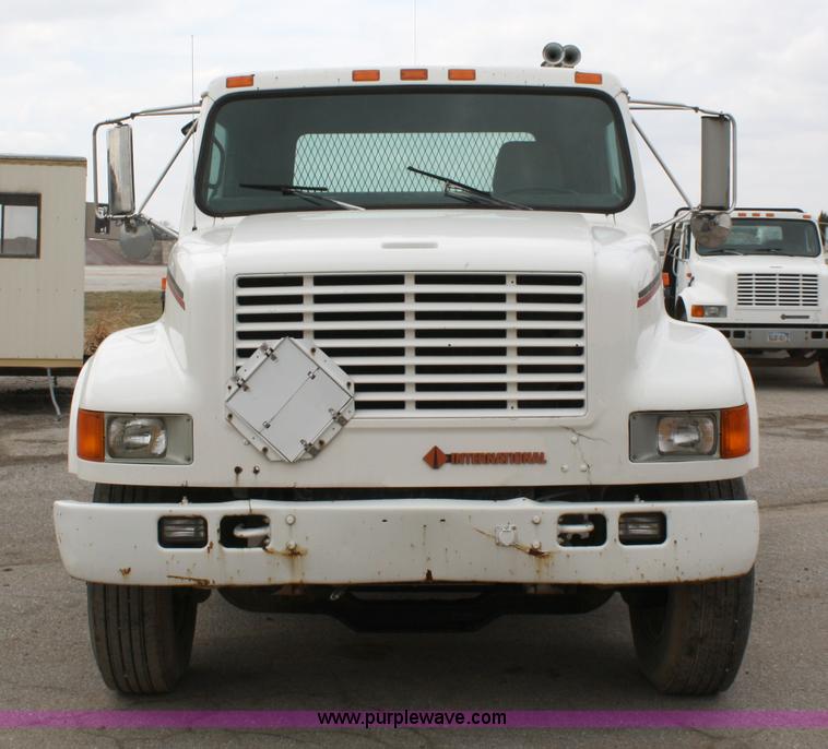 image for item 4818 1991 International 4900 flatbed truck