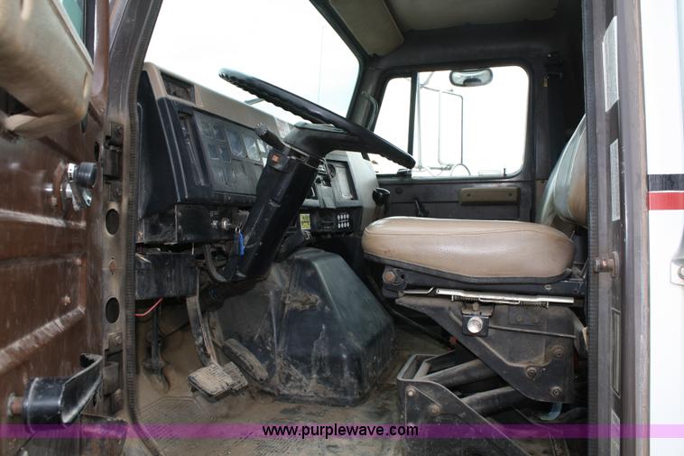 image for item 4818 1991 International 4900 flatbed truck