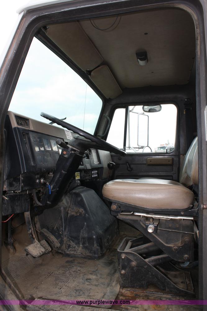 image for item 4818 1991 International 4900 flatbed truck