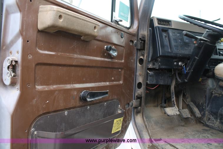 image for item 4818 1991 International 4900 flatbed truck