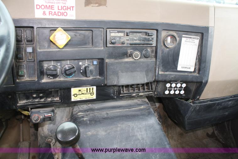 image for item 4818 1991 International 4900 flatbed truck