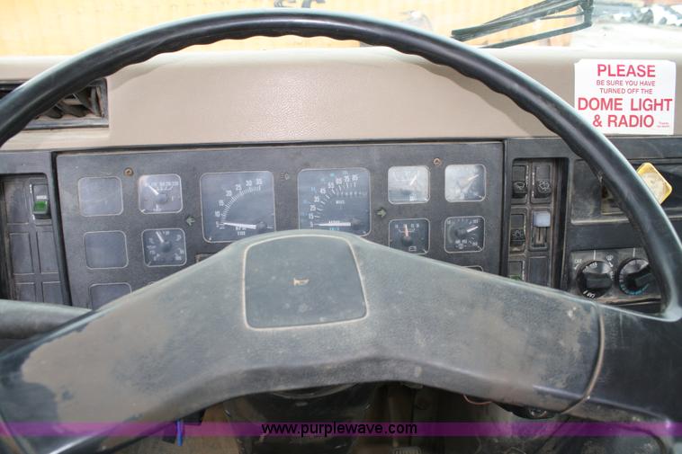 image for item 4818 1991 International 4900 flatbed truck