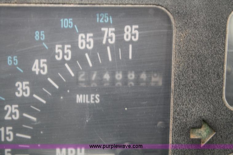 image for item 4818 1991 International 4900 flatbed truck