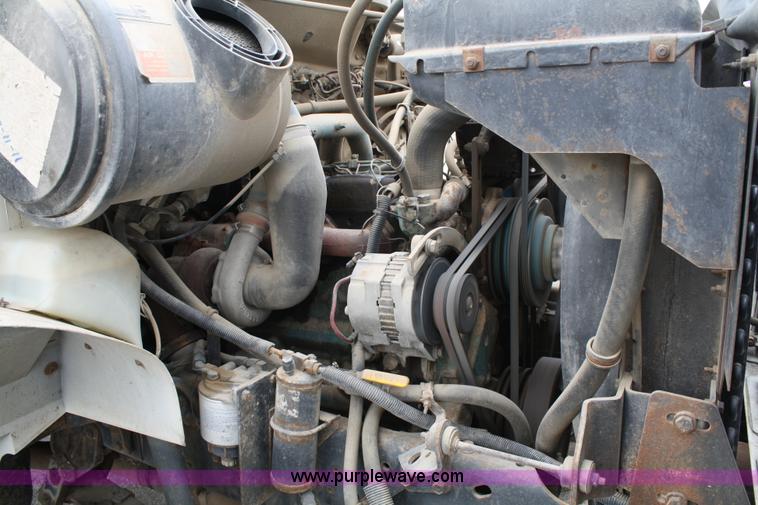 image for item 4818 1991 International 4900 flatbed truck