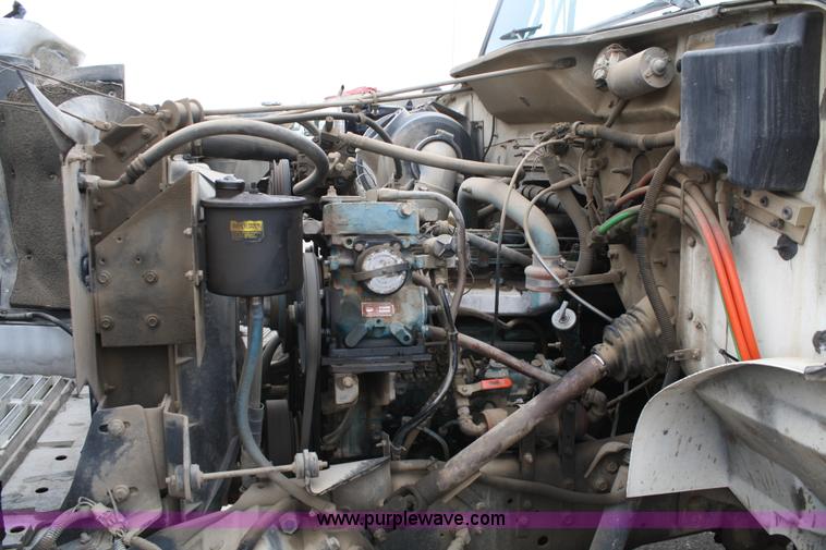 image for item 4818 1991 International 4900 flatbed truck