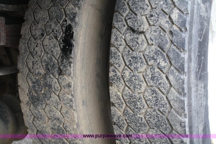 image for item 4818 1991 International 4900 flatbed truck