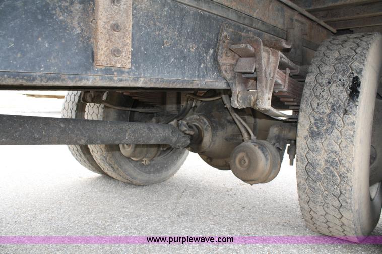 image for item 4818 1991 International 4900 flatbed truck