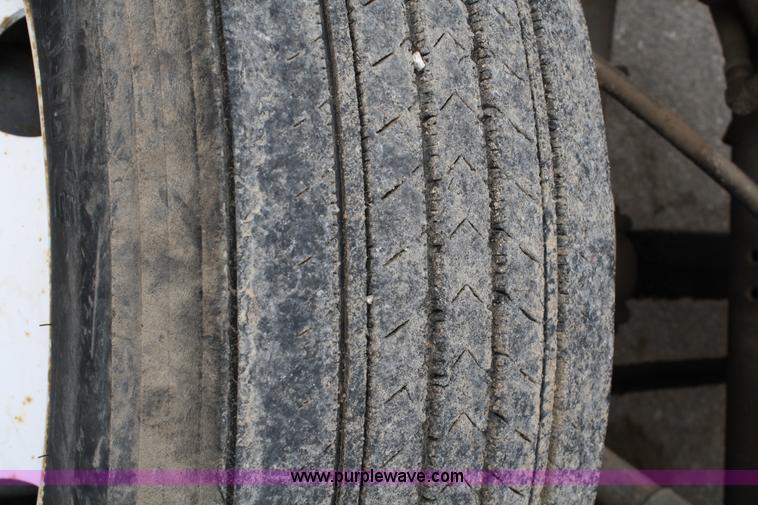 image for item 4818 1991 International 4900 flatbed truck