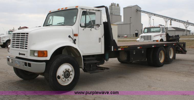 image for item 4819 1994 International 4900 flatbed truck