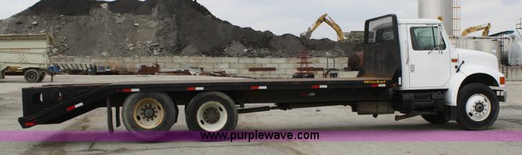image for item 4819 1994 International 4900 flatbed truck