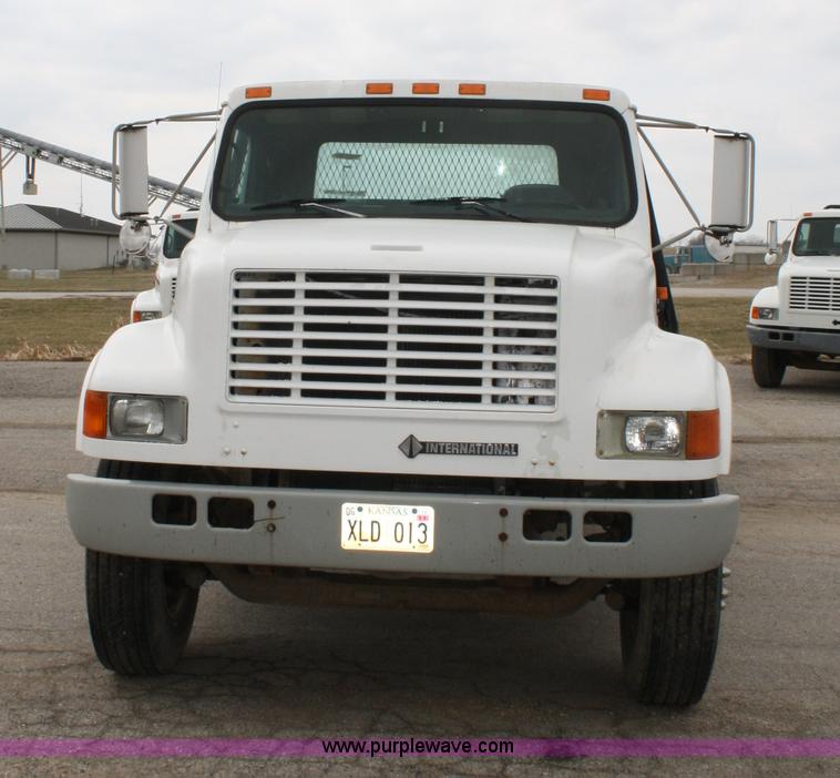 image for item 4819 1994 International 4900 flatbed truck