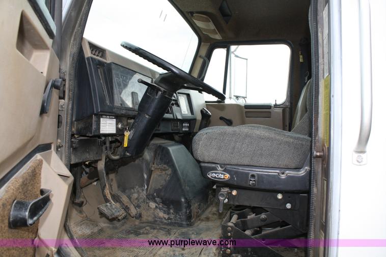 image for item 4819 1994 International 4900 flatbed truck