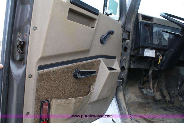 image for item 4819 1994 International 4900 flatbed truck