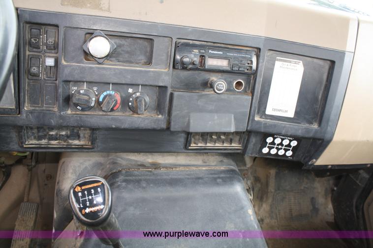 image for item 4819 1994 International 4900 flatbed truck