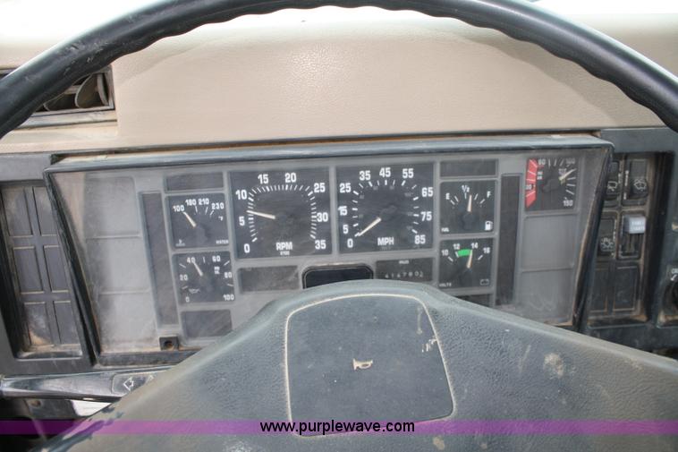 image for item 4819 1994 International 4900 flatbed truck