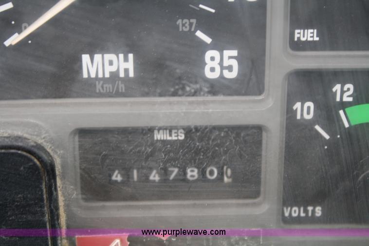 image for item 4819 1994 International 4900 flatbed truck