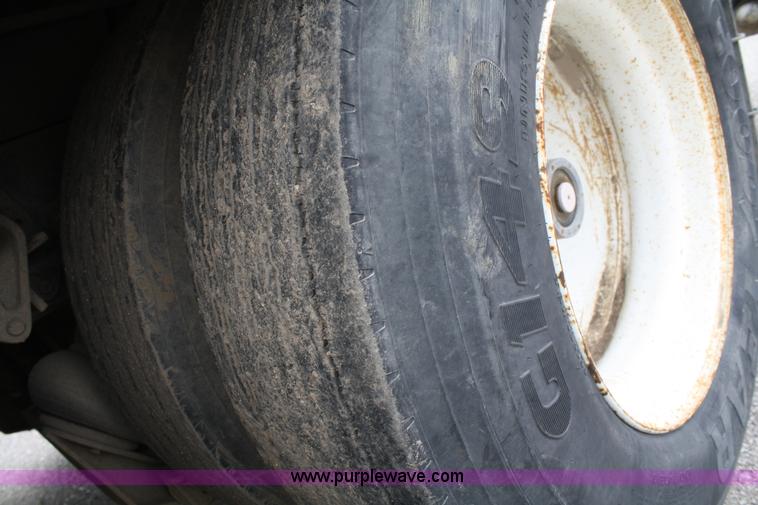 image for item 4819 1994 International 4900 flatbed truck