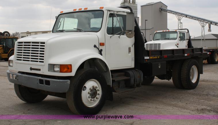 image for item 5003 1992 International 4900 flatbed truck