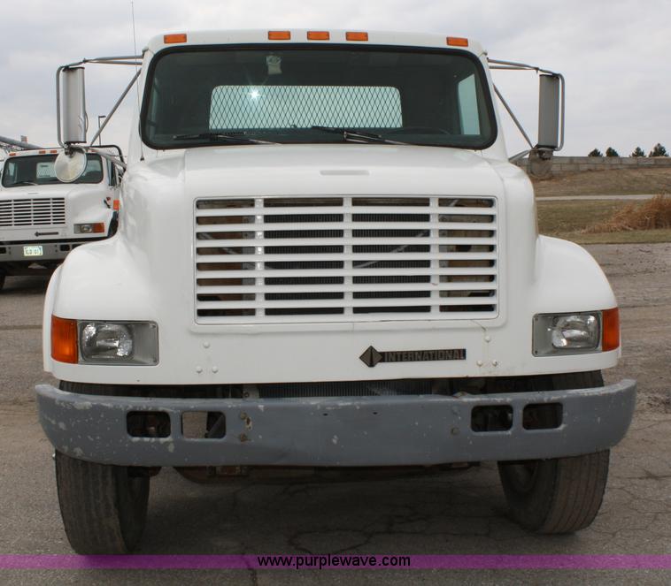 image for item 5003 1992 International 4900 flatbed truck