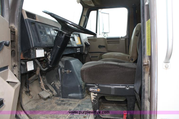 image for item 5003 1992 International 4900 flatbed truck