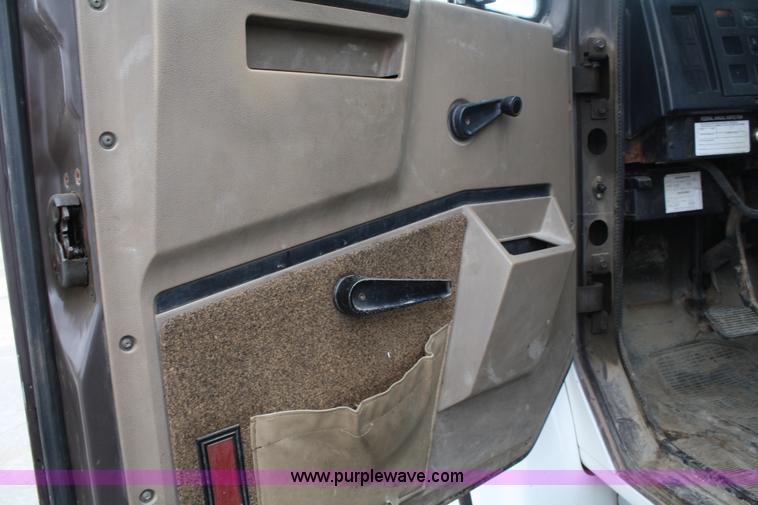 image for item 5003 1992 International 4900 flatbed truck