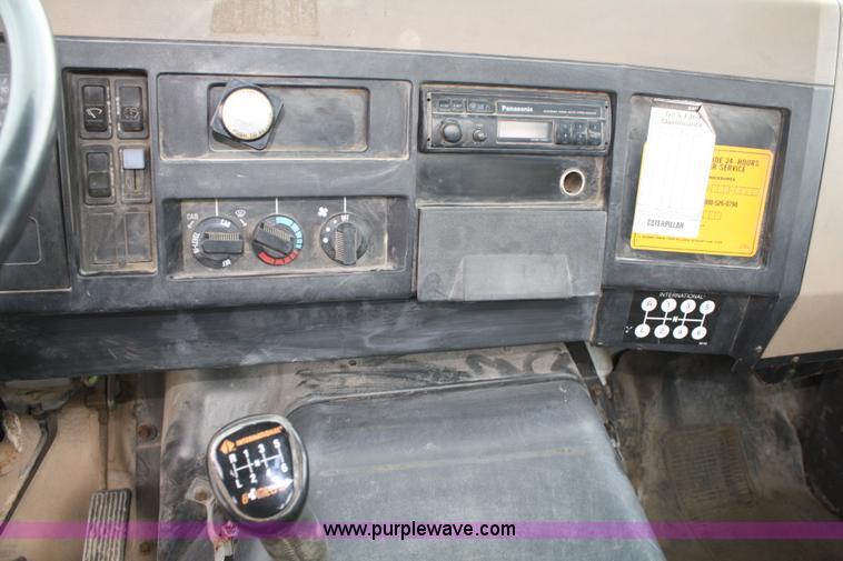 image for item 5003 1992 International 4900 flatbed truck