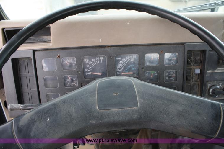 image for item 5003 1992 International 4900 flatbed truck