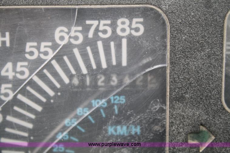 image for item 5003 1992 International 4900 flatbed truck