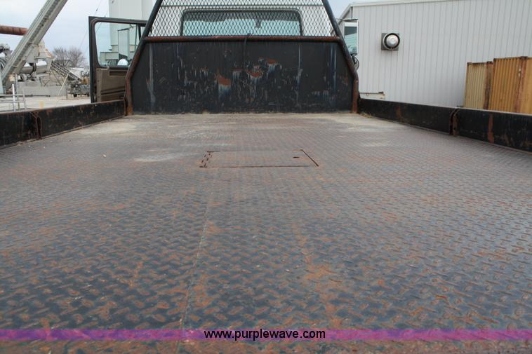 image for item 5003 1992 International 4900 flatbed truck